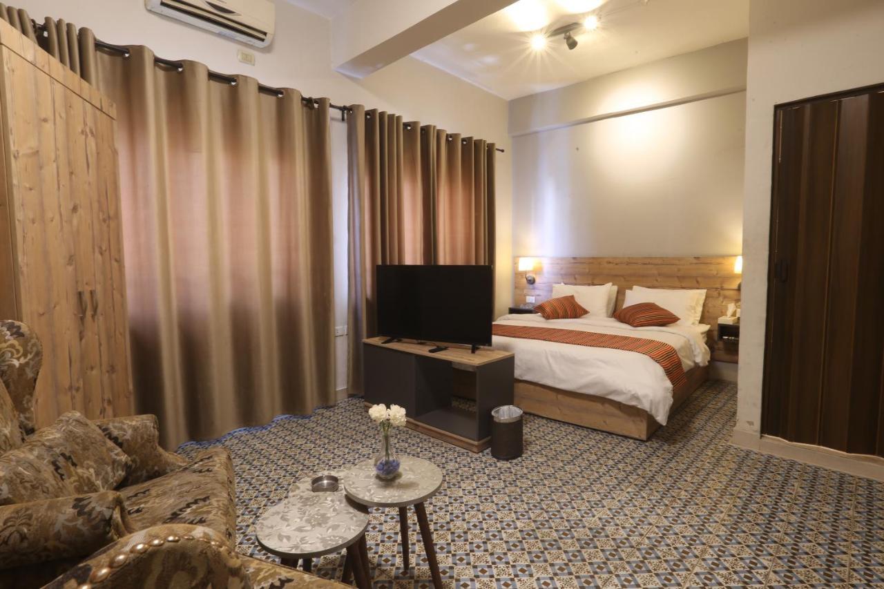 Riviera Hotel Amman Bagian luar foto