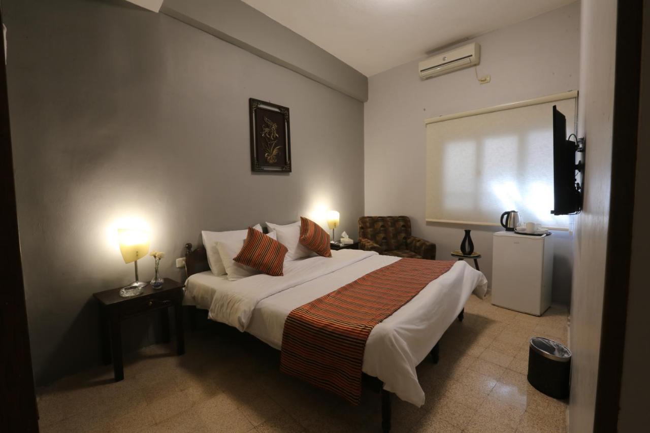 Riviera Hotel Amman Bagian luar foto