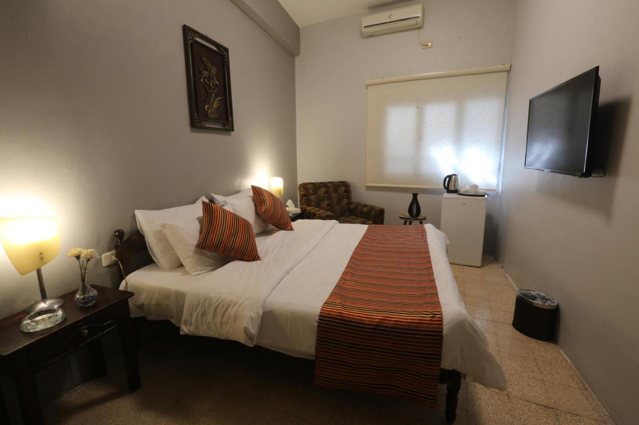 Riviera Hotel Amman Bagian luar foto