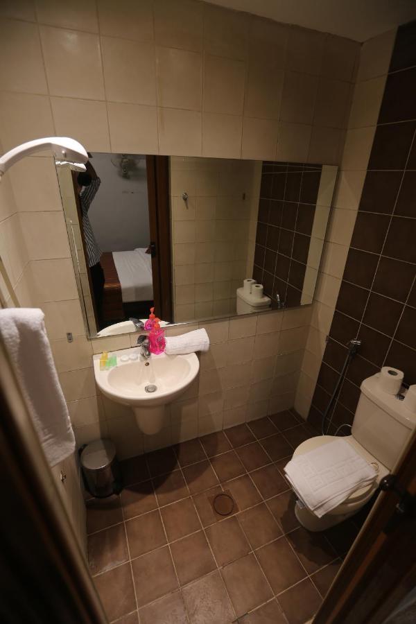 Riviera Hotel Amman Bagian luar foto